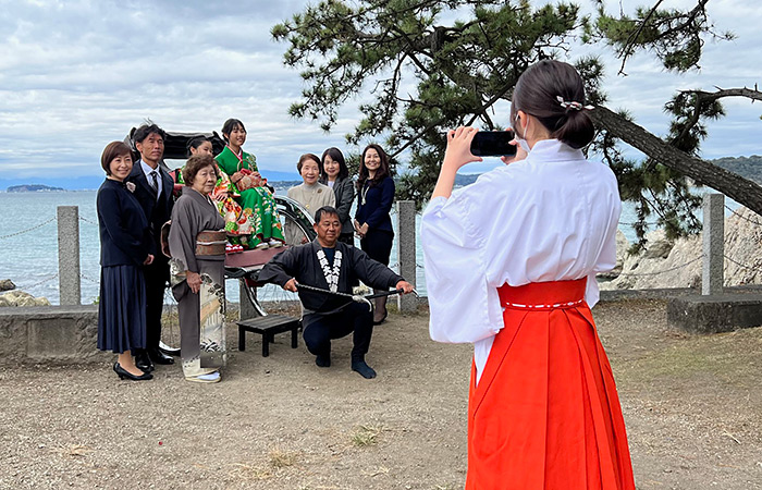 七五三期間 臨時奉仕の巫女さん