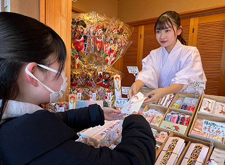 正月期間 臨時奉仕の巫女さん