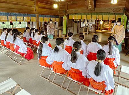 正月期間 臨時奉仕の巫女さん